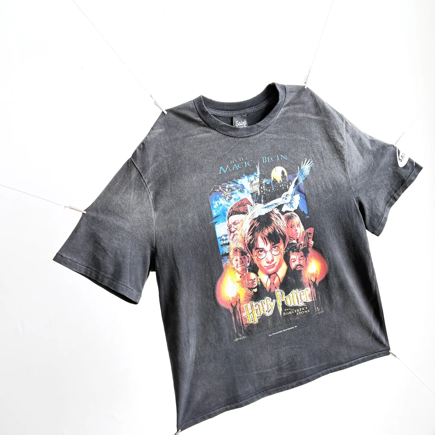 P138 # CTS-116 Saint " HARRY POTTER Harry Potter " limited edition. 260g heavyweight pure cotton fabric after washing. White ink direct-jet printing + retro single-stitch heaven and earth stitch technology + heavy-duty spray wash + hand damage. Size: S M L XL SAINT Mxxxxxx x HARRY POTTER Harry Potter joint model "Harry Potter and the Philosopher's Stone" is the opening work of the series and has a profound impact. The protagonist of the story, Harry Potter, is an orphan whose parents both died and has been adopted by a Muggle (ordinary person without magic) family. However, on his 11th birthday, he received an admission notice from Hogwarts School of Witchcraft and Wizardry, which began his wonderful journey in the wizarding world. At school, he met two close friends, Hermione Granger and Ron Weasley, and together they explored every corner of Hogwarts and learned magical knowledge. At the same time, Harry discovered a huge secret hidden in the school - the existence of the Philosopher's Stone, and the evil Voldemort also tried to obtain the Philosopher's Stone to restore his power. Harry and his friends bravely stood up to protect the Philosopher's Stone, and finally defeated Voldemort's conspiracy.    Customized 260g gram weight 100% cotton special washed fabric that is consistent with the original. With the blessing of imitation sun-drying, heavy sandblasting and fading + edge grinding + Assute fermentation and washing, the cotton feel on the surface of the fabric is well presented. Both the texture and feel are ceiling level. After the ready-made garments undergo a series of heavy washing and distressing processes, the retro and high-end sense of the entire garment is directly to the top. The garment making process of the entire garment adopts Saint The most common and complex single-needle sewing process (commonly known as single-thread heaven and earth stitch) among vintage vintage brands such as Michael